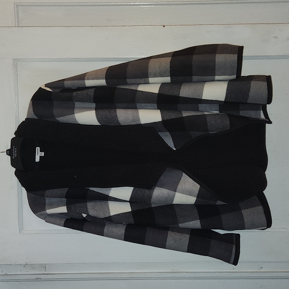 Cute blk & white jacket reposh - Picture 1 of 4